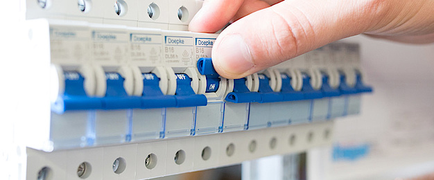 Schalt­schrank­bau bei Elektrotechnik Plus Minus GmbH in Mörfelden-Walldorf